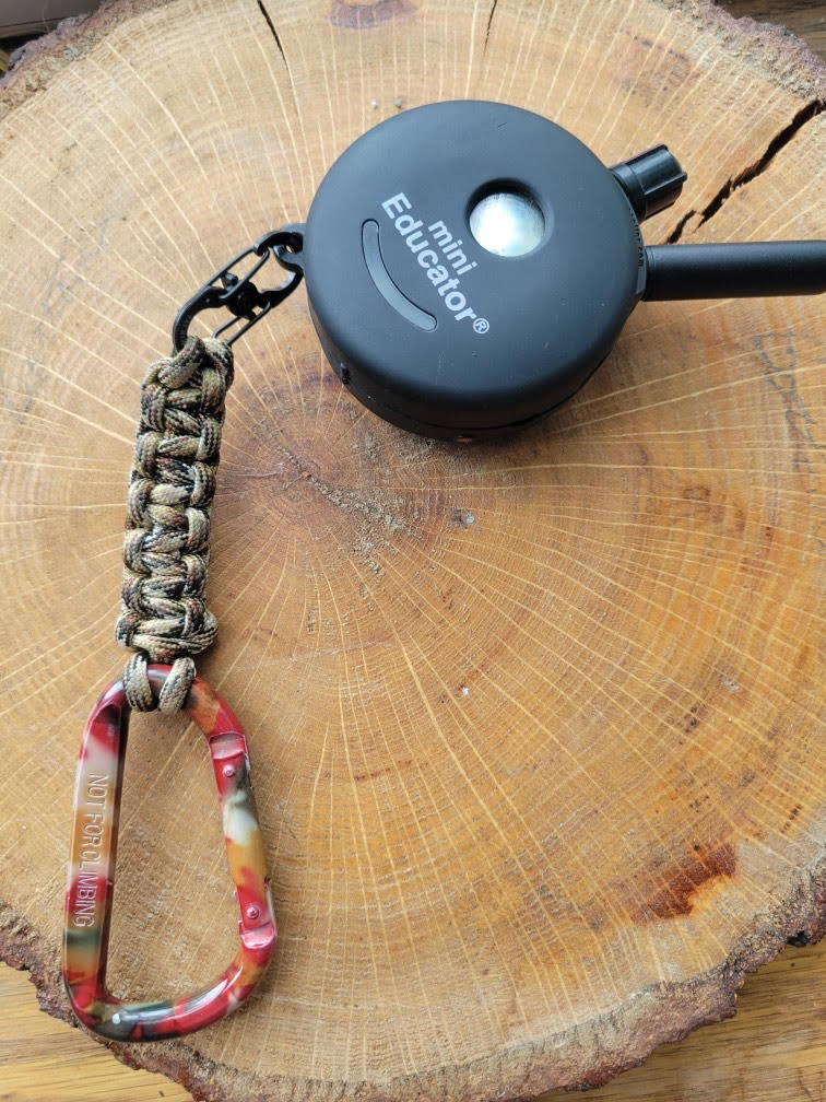 Paracord and carabiner clips for Educator – adventurefitcanine